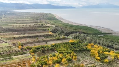 Eğirdir Gölü sonbaharın büyüleyici tonlarıyla havadan görüntülendi