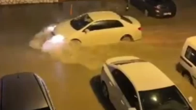 Hatay’da sağanak yağış heyelana yol açtı: Yollar kapandı, araçlar mahsur kaldı