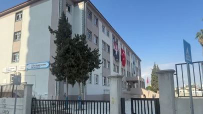 Mersin Tarsus’ta ortaokulda 26 öğrenci gıda zehirlenmesi şüphesiyle hastaneye kaldırıldı