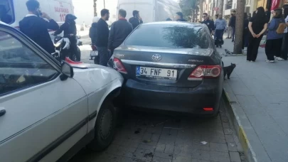 Isparta Yalvaç’ta ticari araç park halindeki 4 araca çarptı: 1 yaralı