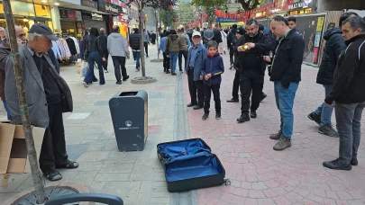 Çöp kutusu yanına bırakılan valiz paniğe neden oldu