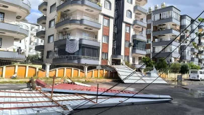 Hatay’da binanın çatısı uçtu, 2 araç zarar gördü
