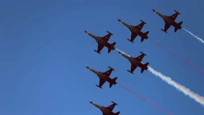 Gökyüzünün gururu Türk Yıldızları’ndan, Bandırma’da nefes kesen gösteri