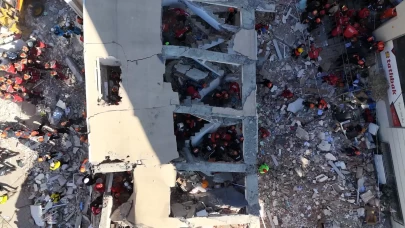 Enkaz başında 12. saat: Anne ve baba aranıyor