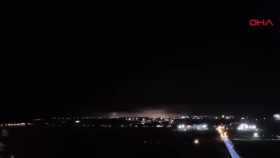 Şimşekler gökyüzünü aydınlattı