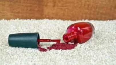 Asetonsuz doğal yöntemlerle saniyeler içinde çıkarın