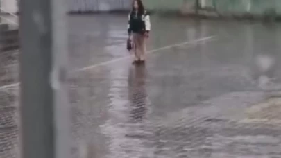 Iğdır’da yağmur altında İstiklal Marşı okuyan öğrenci duygulandırdı