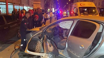 Araçta sıkışan sürücüyü itfaiye kurtardı