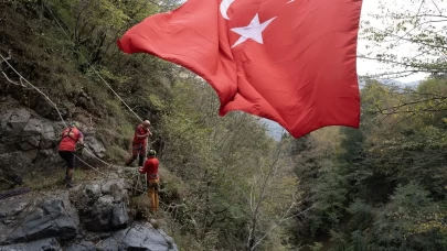 Cumhuriyet ruhu dağlarda: Giresunlu dağcılardan şelalede bayraklı kutlama!