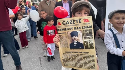 Hatay'da anaokulu öğrencileri Cumhuriyet'in ilanını duyuran gazete dağıttı