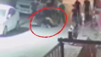 Adana’da sokak ortasında tekme ve yumruklu kavga kamerada