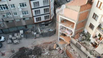 Zeytinburnu’nda yıkım sırasında bitişik apartman hasar gördü