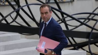 Macron, istifa eden başbakanı yeniden atadı!