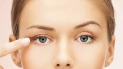 Düşük göz kapağına doğal çözüm! Evde cerrahi etkisi yaratan 5 yöntem