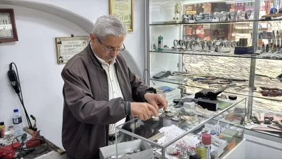 Karabüklü saat tamircisi yarım asırdır saatleri ayarlıyor