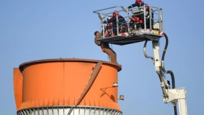 İzmir’de çimento fabrikası bacasında mahsur kalan işçiler kurtarıldı
