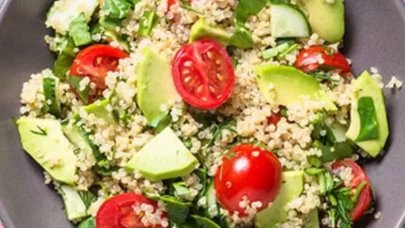 Tok tutuyor, enerji veriyor! Salata sevmeyenler bile bu tarifi bayılacak