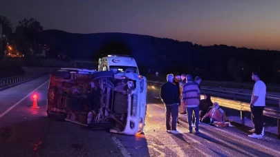 Alkollü araç sürücüsünün çarptığı minibüs devrildi