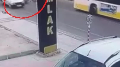 Motosikletli köpekle birlikte savruldu! Tüyler ürperten anlar kamerada