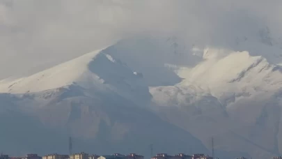 Van'da yüksek kesimlere düşen kar, dağları beyaz örtüyle kapladı