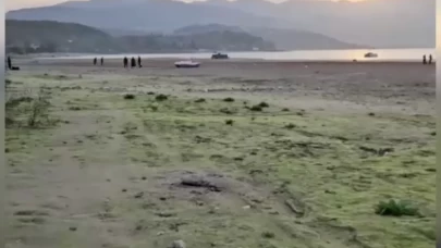 Çekilen göl tabanında yürüdüler, mangal yaptılar