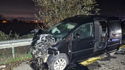 Sakarya’da iki hafif ticari araç çarpıştı: 1 ölü, 2 yaralı