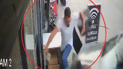 Adana’da otomobil markete daldı: Yaya saniyelerle ezilmekten kurtuldu