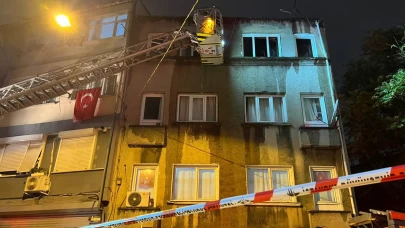 Fatih’te 3 katlı binanın çatısı alev alev yandı