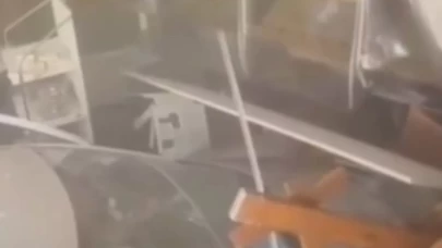 Edirne’de kontrolden çıkan otomobil ekmek fırınına girdi. O anlar güvenlik kamerasına saniye saniye yansıdı.