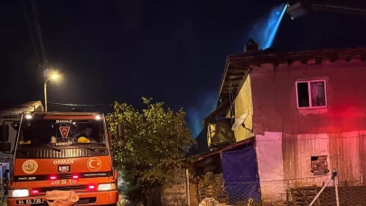 Uşak’ta yıldırım düşen ev alev aldı! Çatıda çıkan yangın korkuttu