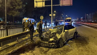 Önce direğe sonra minibüse çarptı