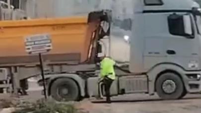 Trafiği kilitleyen çukuru kendi elleriyle kapattı