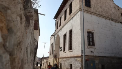 Tarihi konak kadın çini ustalarına sanat atölyesi oldu