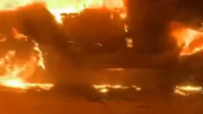 Küçükçekmece'de seyir halindeki ticari araç alev alev yandı! O anlar kamerada!