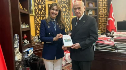 Zuhal Karakoç, beşinci kitabını MHP Lideri Bahçeli’ye sundu