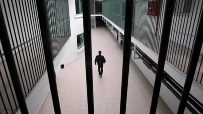 Kızına saldırıp duvara fırlattı