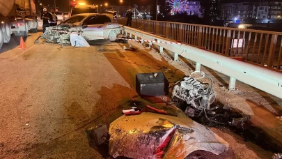 Otomobilin motoru kazada yerinden fırladı