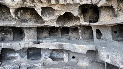 Kayaların içine kurulan 2 bin yıllık "Öksüt Kalesi" zamana direniyor