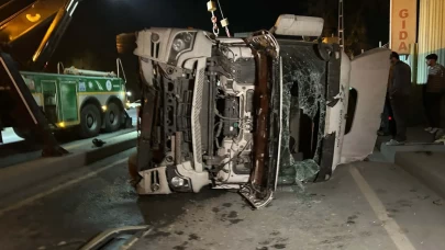 Eyüpsultan’da hafriyat kamyonu kontrolden çıkıp devrildi: şoför yaralandı