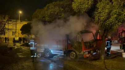 Kayseri’de park halindeki kamyon ve ticari araç alev alev yandı! Kamyon kendi kendine hareket etti