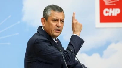 Seçmene bedava traktör vereceklerini duyurup, ardından "Çarpıcı olsun diye söyledik" diyen Özgür Özel her tuşa basmaya başladı