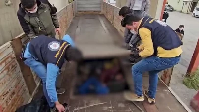 Tırın dorsesindeki gizli bölmede 20 düzensiz göçmen yakalandı