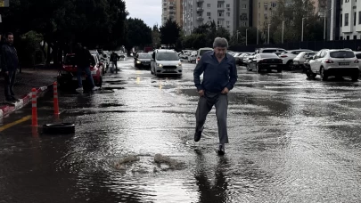 Antalya'da şiddetli sağanak yağış yolları göle çevirdi