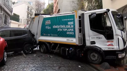 Beyoğlu’nda çöp kamyonu dehşeti: 5 araca ve eve çarptı!