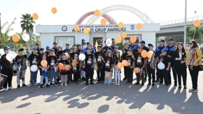 Adana’da lösemi hastası çocuklar polislerle birlikte balon uçurdu