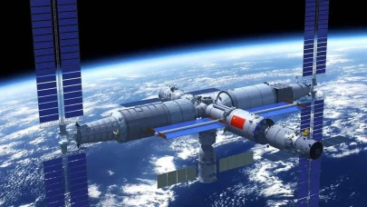 Çinli ekip ızgara et ve tavuk pişirdi