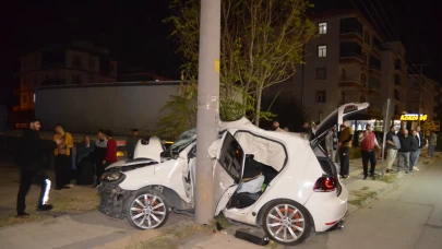 Aksaray’da feci kaza! Otomobil direğe çarptı, 2 kişi ağır yaralı