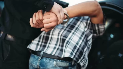 İETT camını yumrukla kırdı!