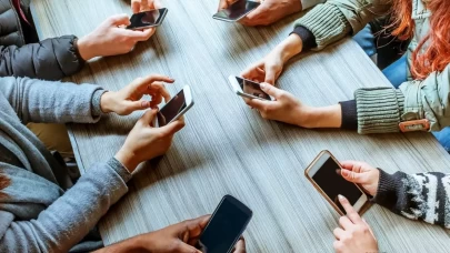 Sosyal medya bağımlılığı uyarısı: “Mükemmel hayat paylaşımları özgüveni zedeliyor”