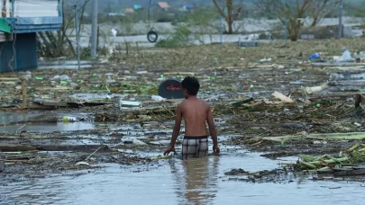 Filipinler’i vuran Kalmaegi Tayfunu can aldı!